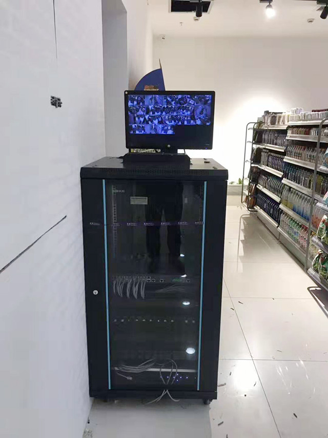 粼